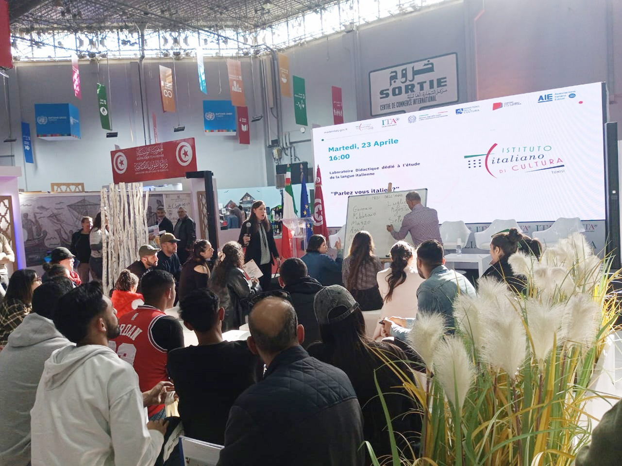 " الصباح" تتجول في أجنحة المعرض الدولي للكتاب..   أولياء ومتقاعدون في الموعد..والندوات وحفلات التوقيع تستقطب الاهتمام